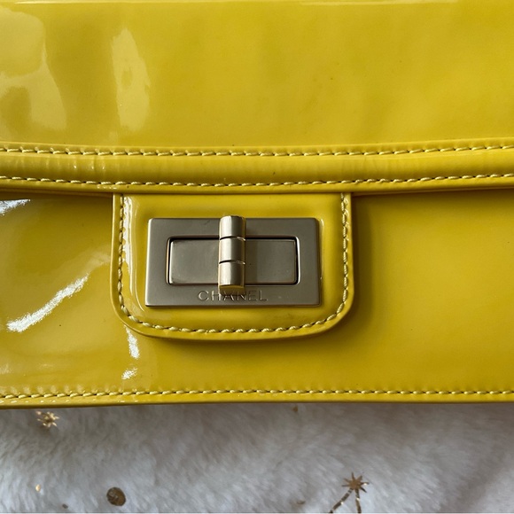 CHANEL REISSUE EAST WEST YELLOW PATENT LEATHER BAG - Picture 5 of 16
